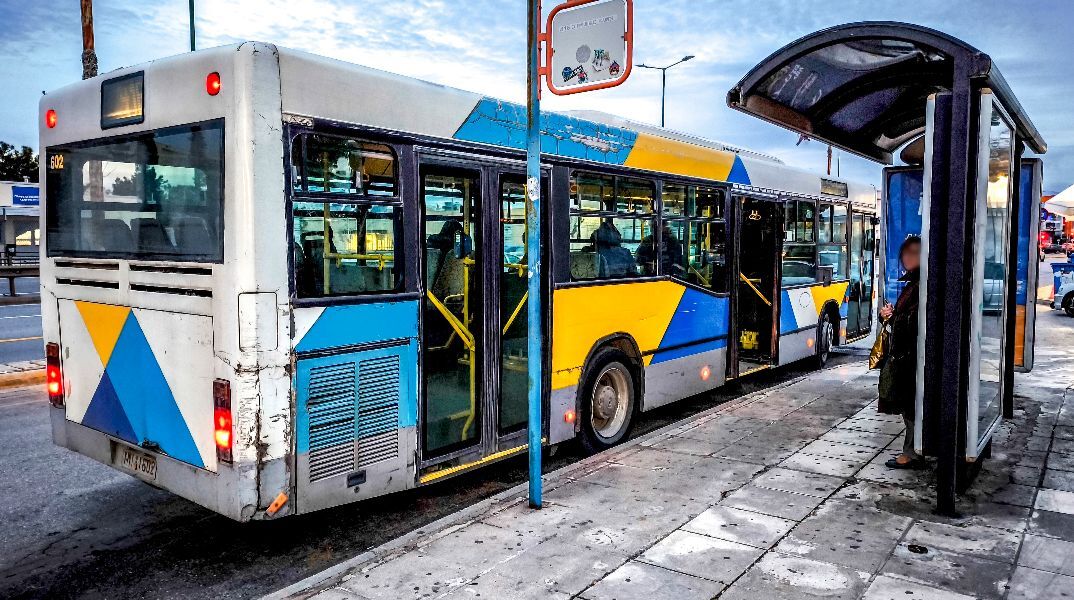 Άνω Λιόσια: Αστικό λεωφορείο έπεσε πάνω σε κολώνα - Τρεις ελαφρά τραυματίες