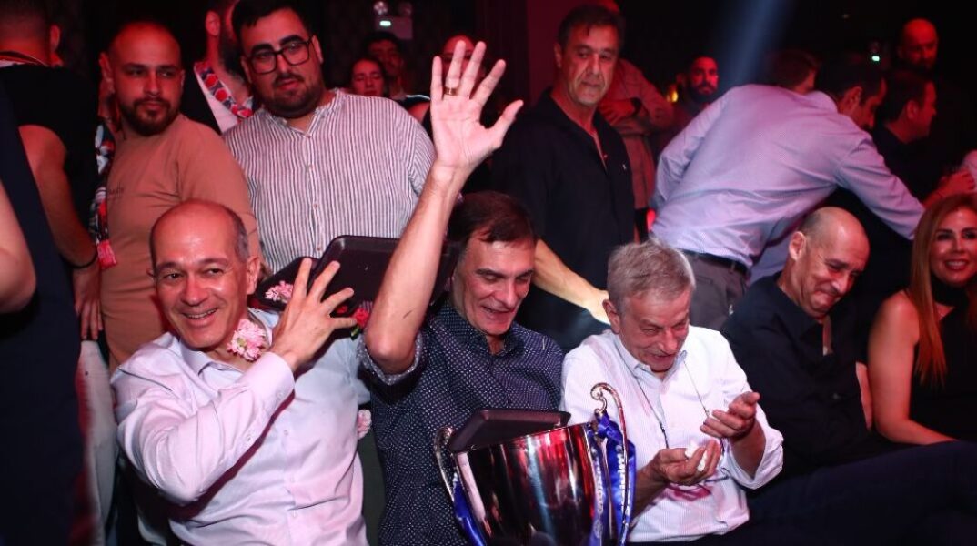 Το ξέφρενο γλέντι του Ολυμπιακού στα μπουζούκια μετά την κατάκτηση του πρωταθλήματος 