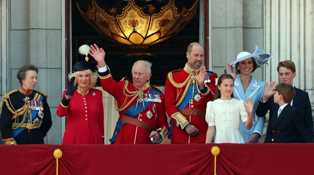 Χιλιάδες κόσμου στο Trooping the Colour για τα γενέθλια του βασιλιά Καρόλου - Εντυπωσίασε η Κέιτ Μίντλετον
