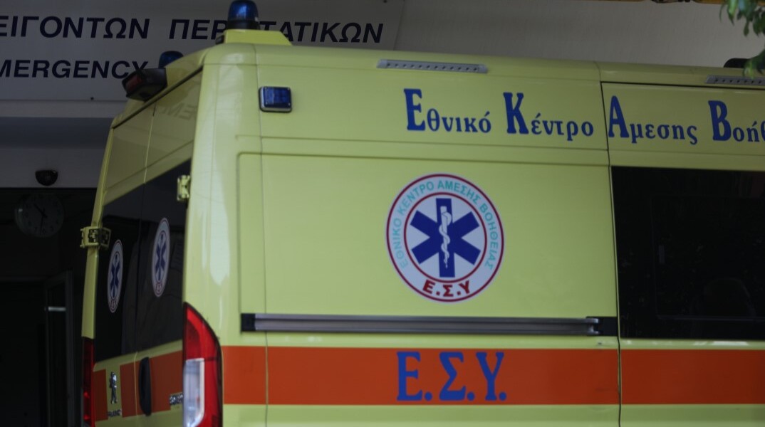 Ασθενοφόρο ΕΚΑΒ έξω από τα επείγοντα νοσοκομείου