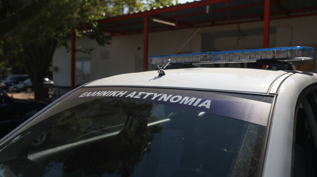 Περιπολικό έξω από κατοικία