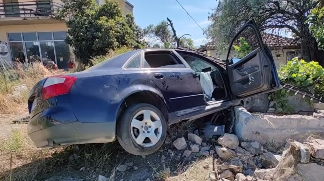 Αυτοκίνητο στην Αργολίδα γκρέμισε μάντρα