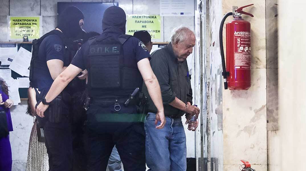 Ο Αλέξανδρος Γιωτόπουλος, με χειροπέδες, οδηγείται στην Εισαγγελία Εφετών Πειραιά