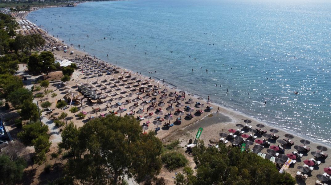 Πόσο κοστίζει μια καλοκαιρινή έξοδος στην Αθήνα: Οι τιμές σε ξαπλώστρες, παγωτό και σινεμά