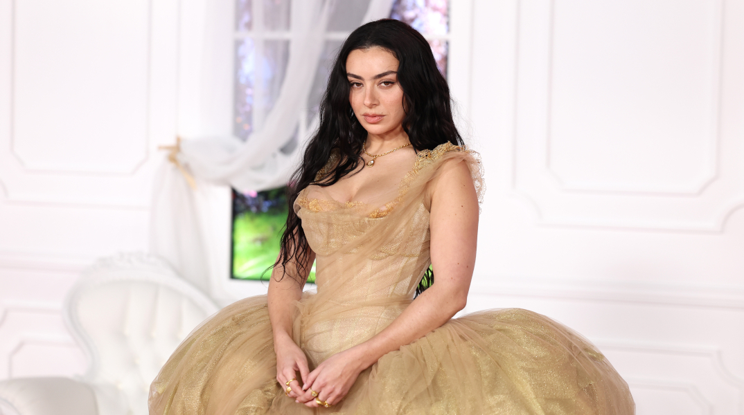 Η Charli XCX στην παγκόσμια πρεμιέρα του «Ανεμοδαρμένα Ύψη» 