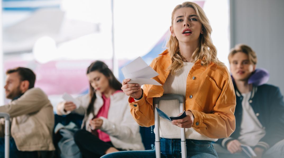 Ταξιδιωτικός ειδικός αποκαλύπτει τα τρία μεγαλύτερα λάθη στα αεροδρόμια - Έλλειψη προετοιμασίας, άγνοια χώρου και υπερβολικές αποσκευές που κοστίζουν ακριβά.