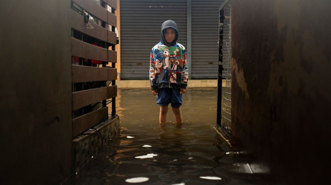 Έκθεση της Unicef κρούει τον κώδωνα του κινδύνου, καθώς ακραία καιρικά φαινόμενα πλήττουν τις υποδομές και απειλούν το μέλλον των παιδιών παγκοσμίως.