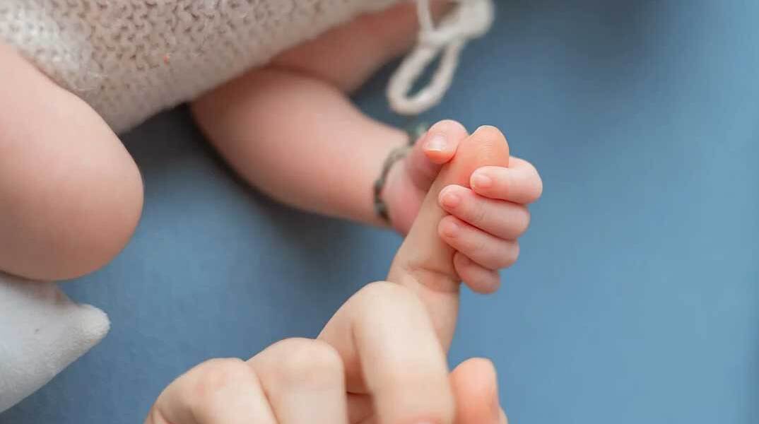 Νεογέννητο κρατά το δάκτυλο του μπαμπά του