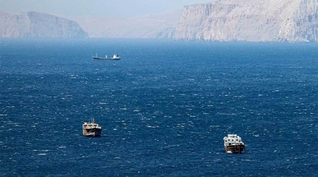 Εμπορικά πλοία στα Στενά του Ορμούζ