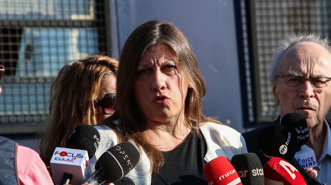 Δίκη για τα Τέμπη: Ένταση μεταξύ συγγενών θυμάτων και Ζωής Κωνσταντοπούλου - Αυτοσυγκράτηση ζήτησε η πρόεδρος