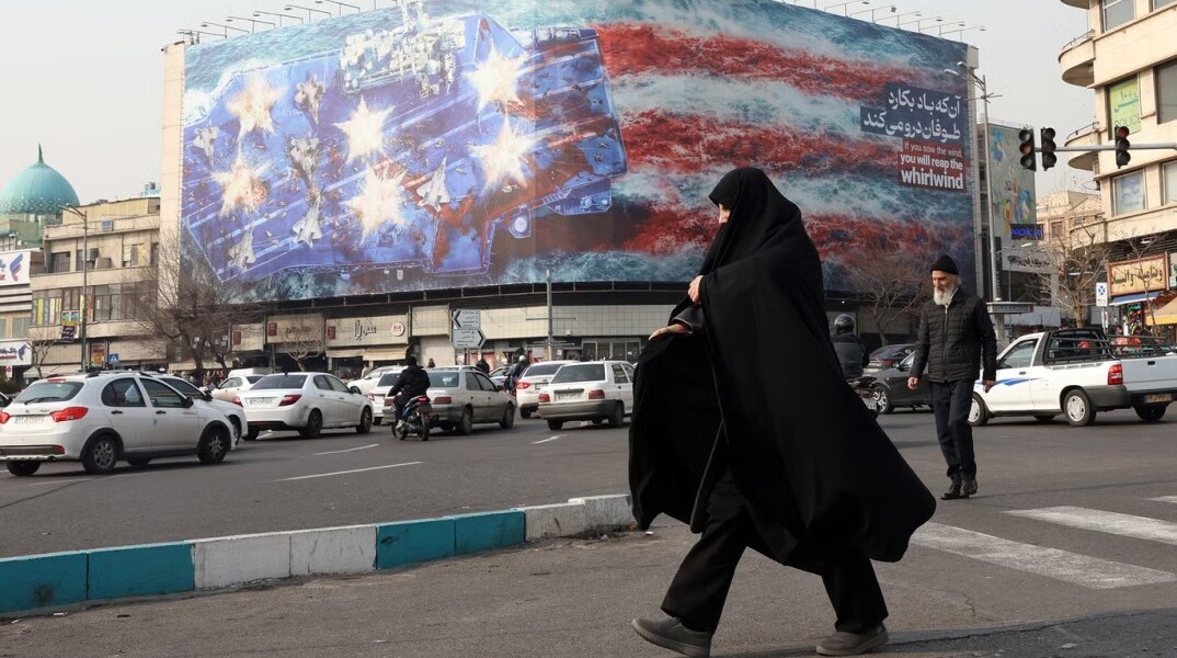 Mural στην Τεχεράνη με θέμα τον αμερικανικό ιμπεριαλισμό στη Μέση Ανατολή