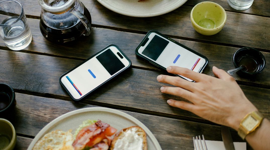 Όλα αυτά που χάνονται όταν τα κινητά είναι στο τραπέζι ενώ τρώμε και η τηλεόραση ανοιχτή