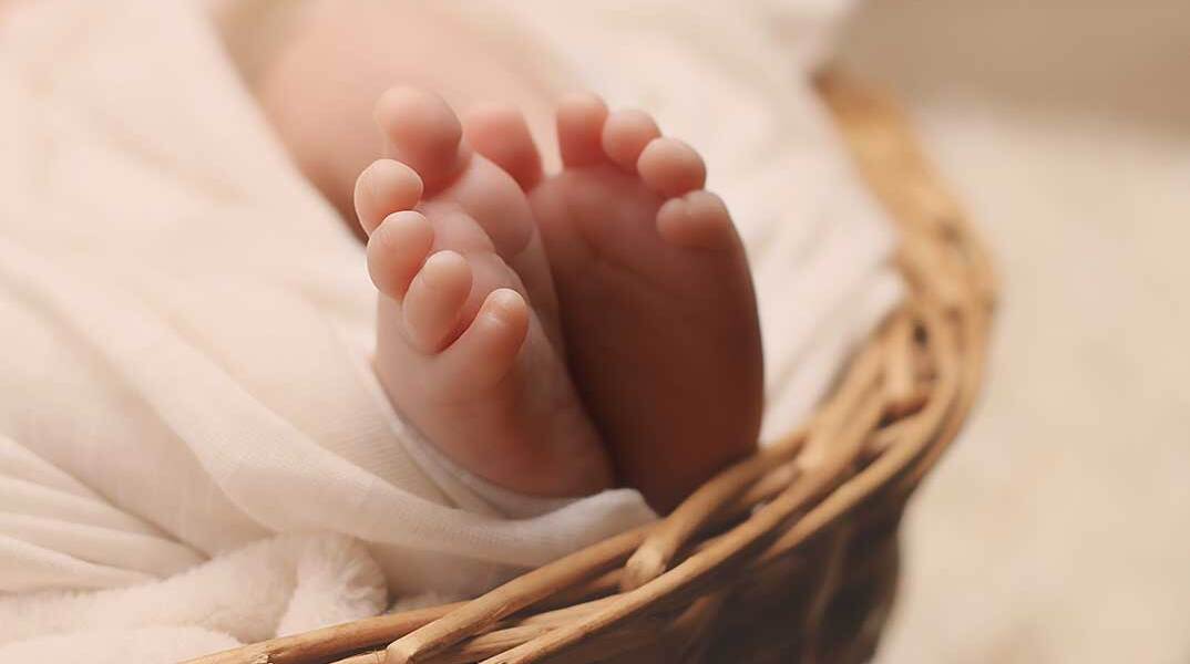Νεογέννητο στην κούνια