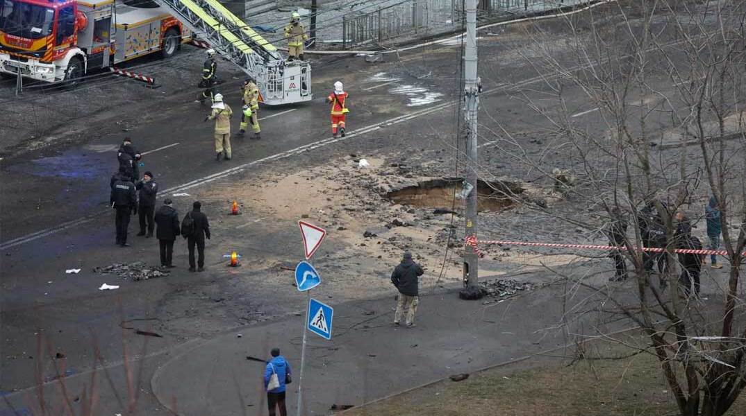 Τρύπα στην άσφαλτο μετά από ρωσική επίθεση με πύραυλο στο Κίεβο