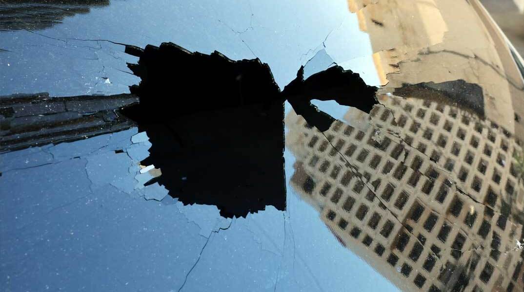 Κατεστραμμένο αυτοκίνητο παρκαρισμένο δίπλα σε ξενοδοχείο στην πρωτεύουσα του Λιβάνου, Βηρυτό