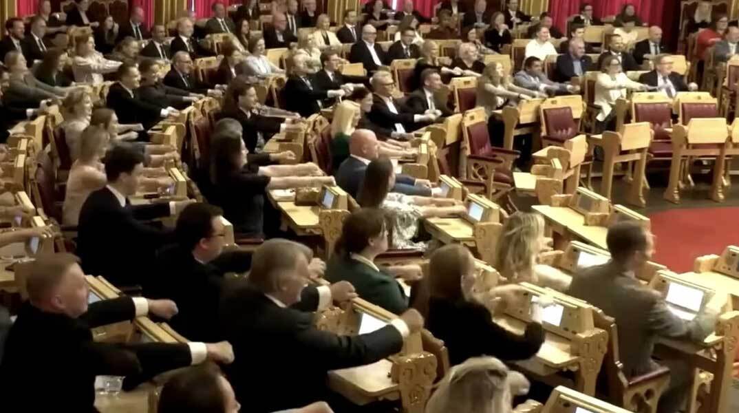 Νορβηγοί βουλευτές κάνουν κουπί στο Κοινοβούλιο στέλνοντας μήνυμα για το Μουντιάλ 2026