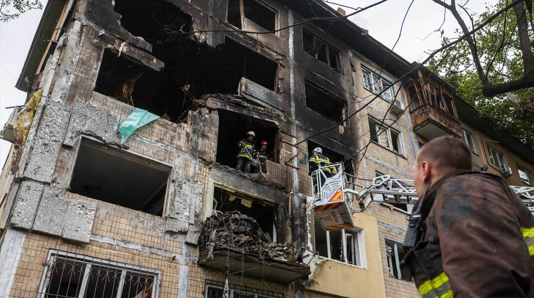 Ζημιές σε πολυκατοικία στην Ουκρανία μετά την επίθεση ρωσικού drone