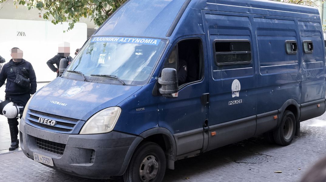Στο Ηράκλειο απολογούνται τέσσερις από τους επτά συλληφθέντες για το κύκλωμα πειρατικής τηλεόρασης - Λογαριασμοί σε 10 χώρες και κέρδη άνω των 7 εκατ. ευρώ