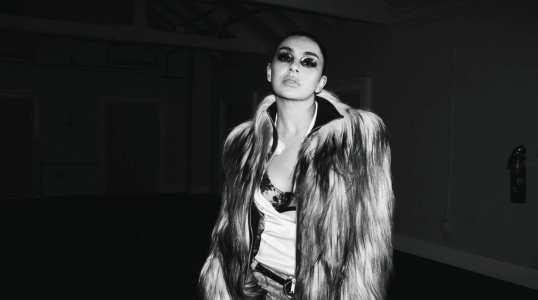 Η Charli XCX αποκαλύπτει ότι περνά τη δυσκολότερη ψυχική φάση της ζωής της, μιλά για την πίεση των social media και το νέο της άλμπουμ, Music, Fashion, Film