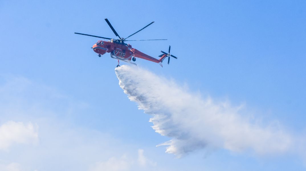 Κορινθία: Υπό έλεγχο τέθηκε η δασική πυρκαγιά στη Σκαλωσιά - Άμεση ήταν η επέμβαση των επίγειων και εναέριων δυνάμεων της Πυροσβεστικής