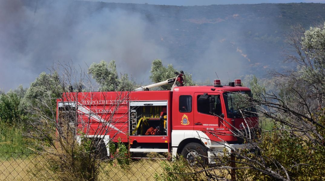 Μεγάλη κινητοποίηση στη Σύρο για φωτιά σε χορτολιβαδική έκταση - Εστάλη 112 για απομάκρυνση από Τρία Λαγκώνια - Επιχειρούν επίγειες και εναέριες δυνάμεις 