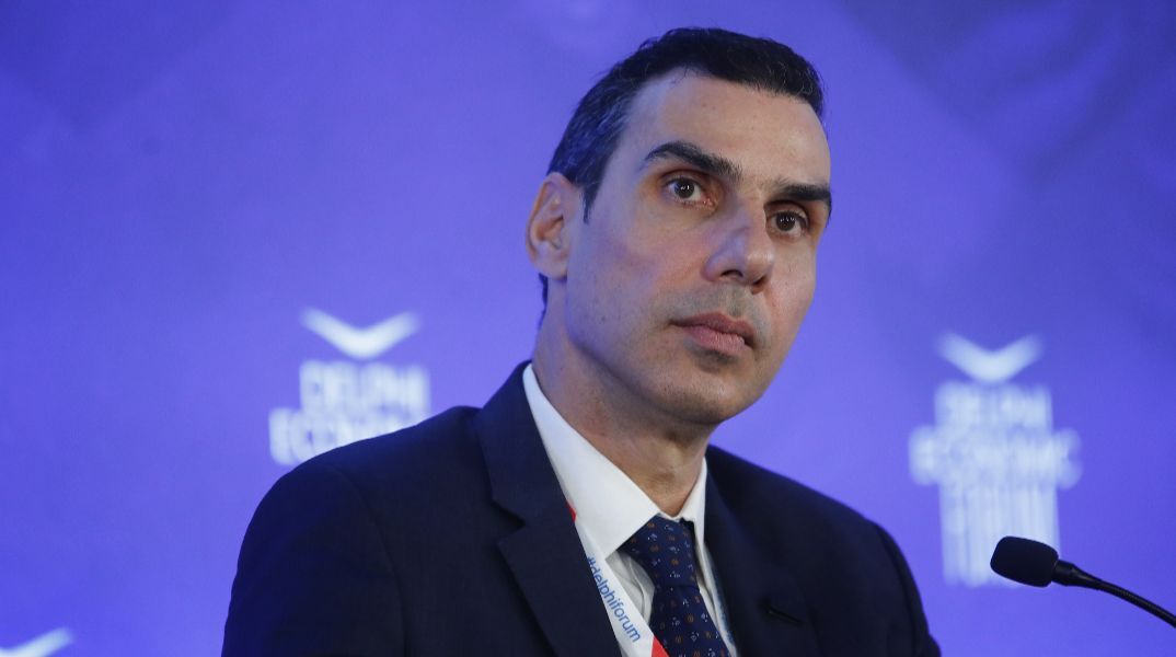 Απαντήσεις στις καταγγελίες εργαζομένων του ΕΚΑΒ για μειωμένο αριθμό ασθενοφόρων και αυξημένη πίεση στα πληρώματα έδωσε ο υφυπουργός Υγείας, Μάριος Θεμιστοκλέους.