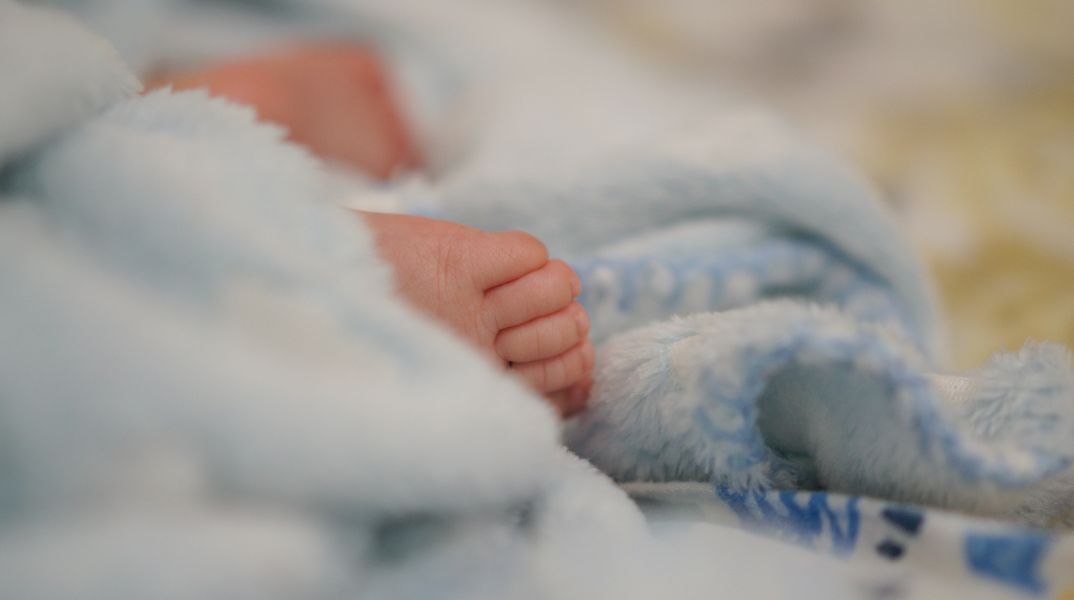 Βρέφος επτά μηνών νοσηλεύεται στην Πάτρα με κάταγμα μηρού - Οι γιατροί ενημέρωσαν τις αρχές, καθώς εξετάζεται πιθανή κακοποίηση.
