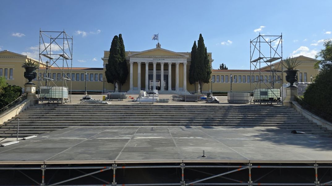 Το αμφιθέατρο στο Ζάππειο ξηλώνεται και το φεστιβάλ αναβάλλεται - Η επιτροπή μιλά για τεχνικά ζητήματα μετά τις αντιδράσεις.