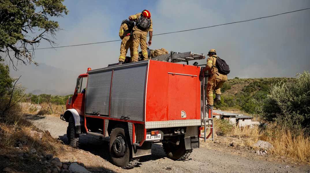 Πυροσβέστες επιχειρούν σε δασική πυρκαγιά