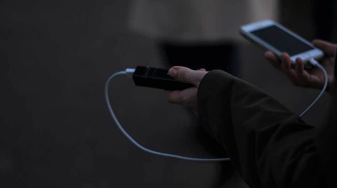 Φόρτιση κινητού τηλεφώνου με power bank