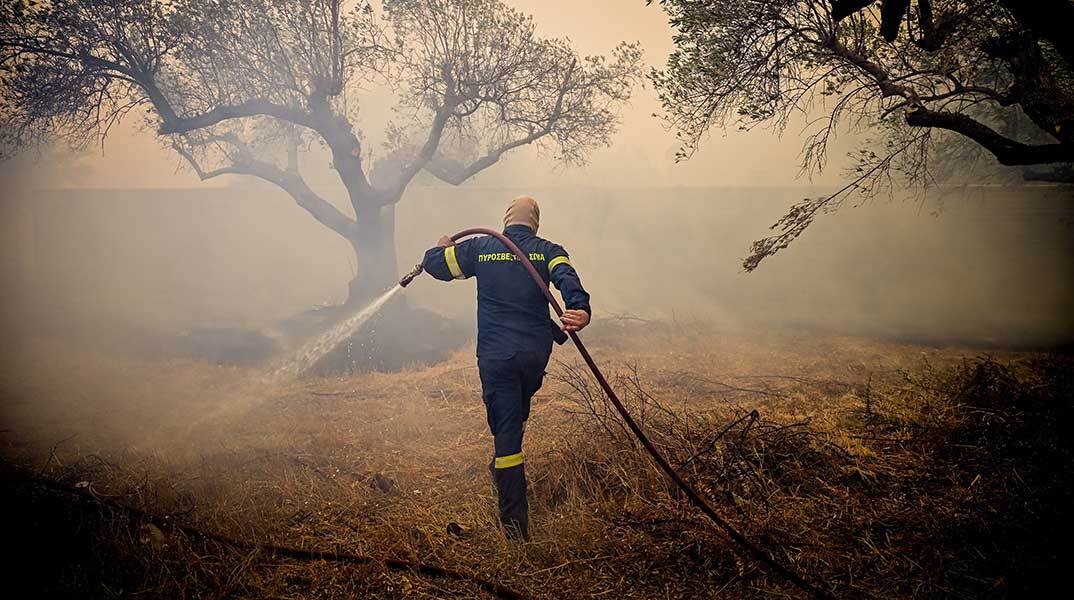 Πυροσβέστης επιχειρεί σε πυρκαγιά στην Κερατέα