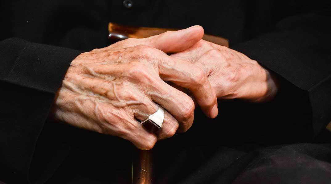 Ηλικιωμένη με μπαστούνι στα χέρια