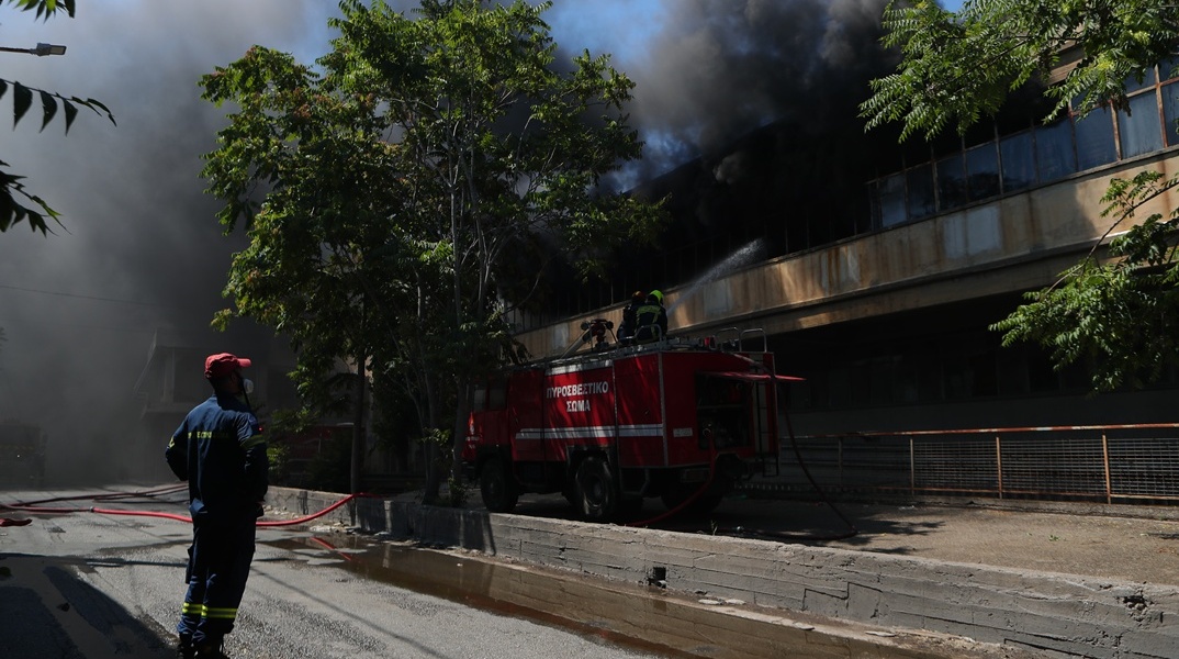 Κλειστοί δρόμοι στο Αιγάλεω λόγω της φωτιάς σε εργοστάσιο