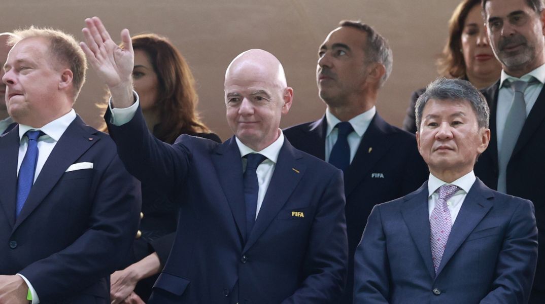 Τζιάνι Ινφαντίνο: Ο πρόεδρος της FIFA υπερασπίστηκε τα νέα διαλείμματα ενυδάτωσης στο Μουντιάλ 2026, απορρίπτοντας τα σενάρια οικονομικού οφέλους.