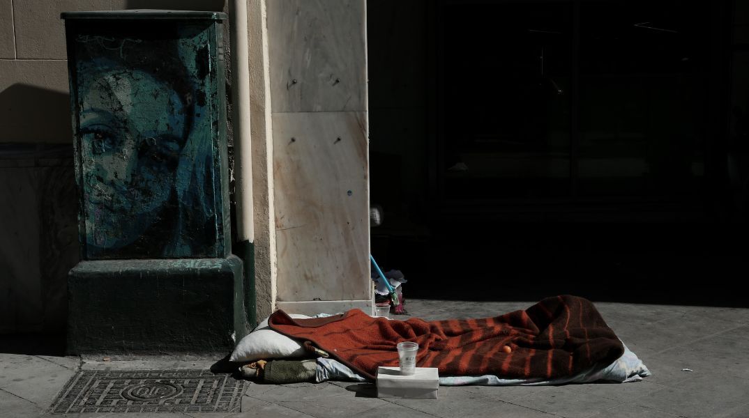 Έρευνα του Δήμου Αθηναίων αποκαλύπτει το χρόνιο πρόβλημα της αστεγίας στην πόλη - Το 72% έχασε το σπίτι του λόγω οικονομικών δυσκολιών.
