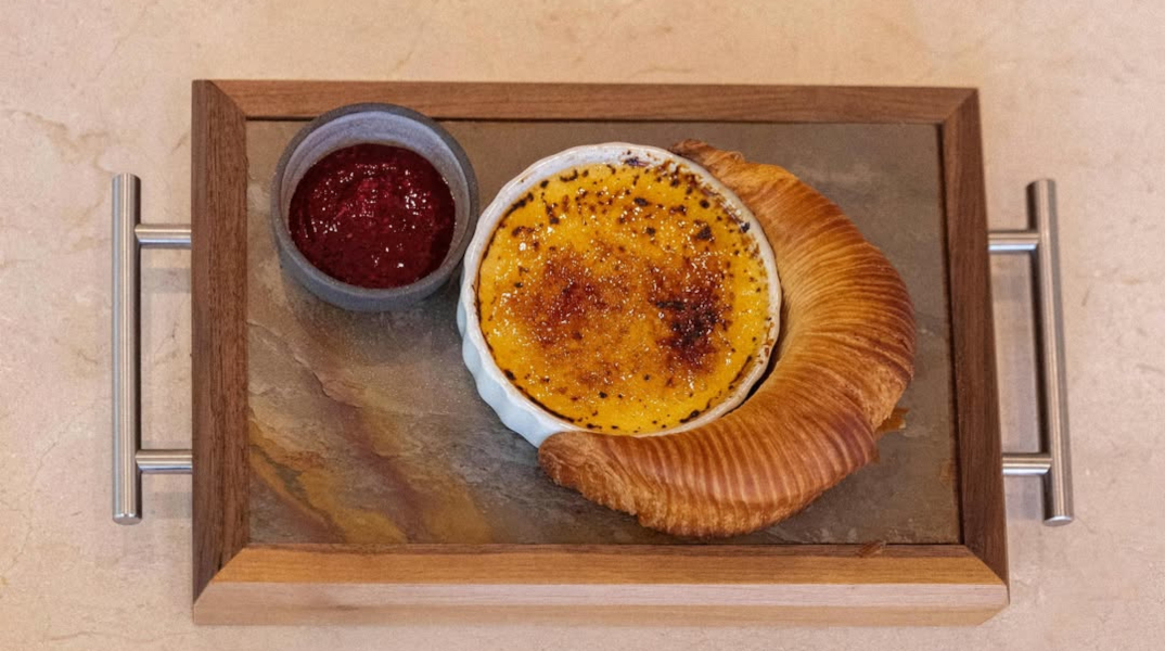 Η Crème Brûlée του Byzantino Grande Brasserie