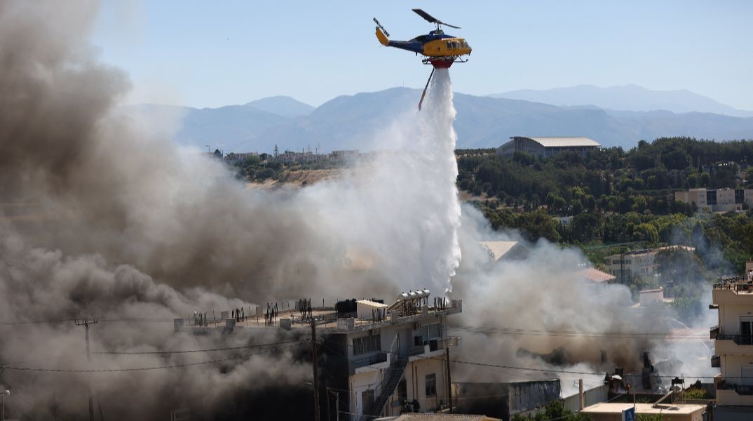 Ηράκλειο Κρήτης: Σε ύφεση η φωτιά - Κάηκαν 3 σπίτια, καταστράφηκαν ολοσχερώς δύο επιχειρήσεις