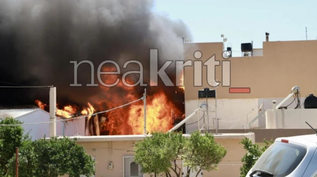 Φωτιά τώρα σε εργοστάσιο στο Ηράκλειο Κρήτης - Καίει κοντά σε σπίτια