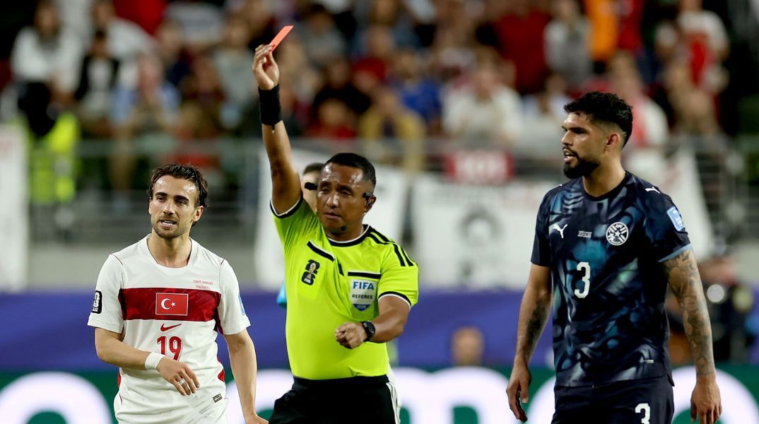 Η FIFA απέκλεισε τον σχολιαστή Χόρχε «Τσίπι» Βέρα από το Μουντιάλ 2026 μετά το υβριστικό ξέσπασμά του κατά Ινφαντίνο, διαιτητή και προέδρου CONMEBOL 