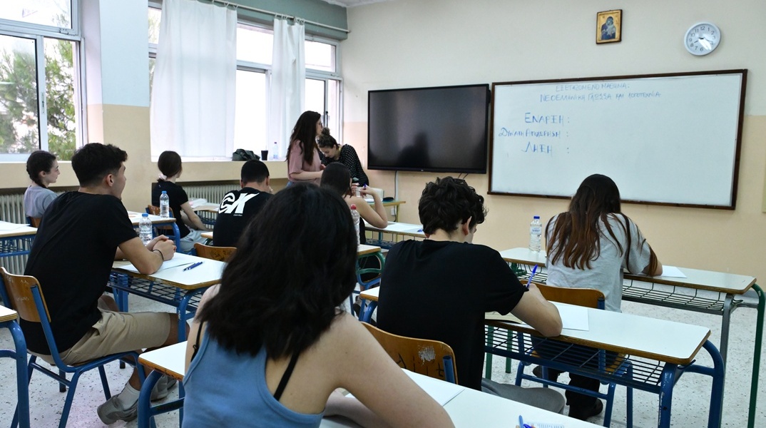 Υποψήφιοι των Πανελληνίων 2026 σε εξεταστικό κέντρο