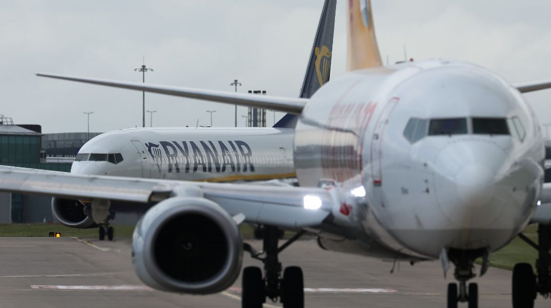 Η Ryanair καταργεί τη χρέωση κράτησης θέσης για γονείς που θέλουν να κάθονται δίπλα στα μικρά παιδιά τους - Η αεροπορική εταιρεία προσαρμόζει την πολιτική της 