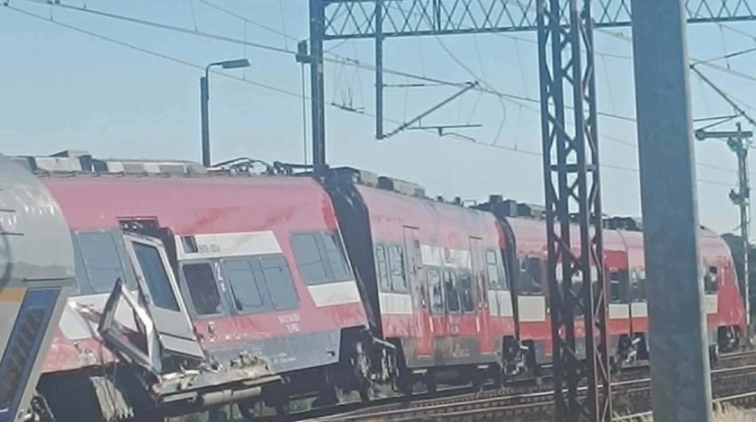 Σφοδρή σύγκρουση τρένων στην Πολωνία: Αναφορές για τρεις τραυματίες - Πολλά βαγόνια εκτροχιάστηκαν