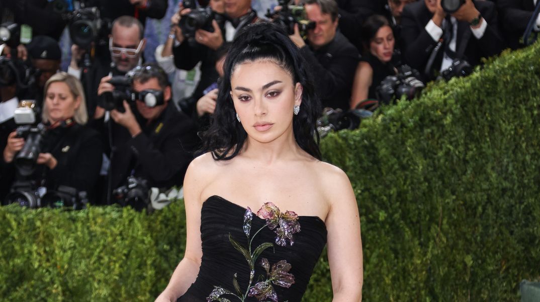 Charli XCX: Νέο δείγμα από το επερχόμενο άλμπουμ «Music, Fashion, Film» - Η ποπ σταρ αφήνει πίσω τον ήχο του «Brat» και ξαφνιάζει με τους στίχους της
