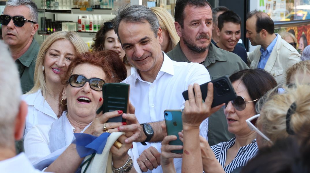 Περιοδεία Κυριάκου Μητσοτάκη στη Νέα Σμύρνη - Επισκέφθηκε το Milon Camp, περπάτησε στην αγορά και συζήτησε με επαγγελματίες και πολίτες