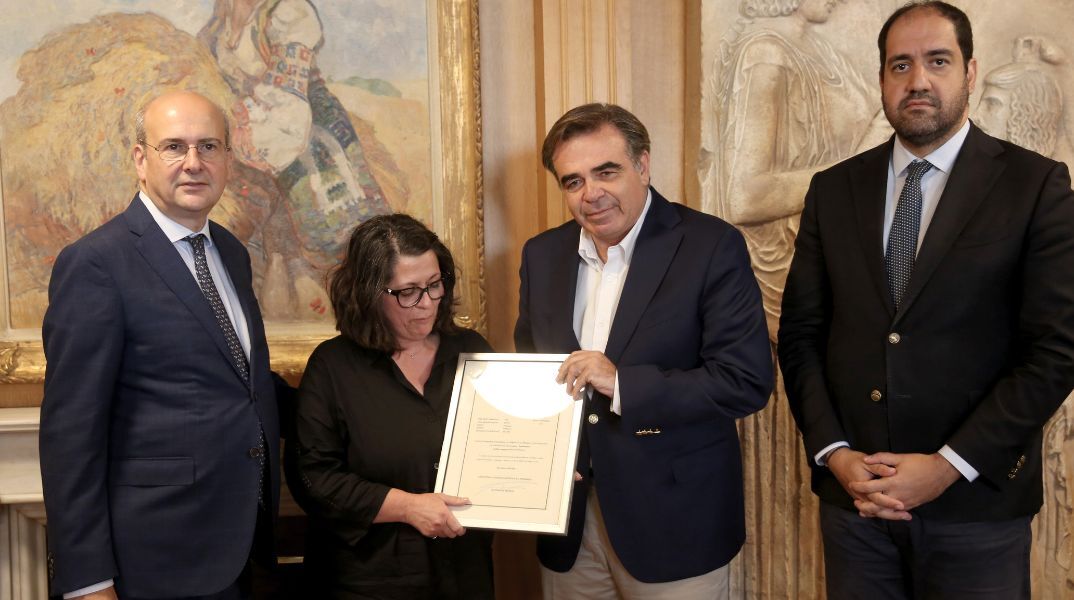 Παραδόθηκε από τον Μαργαρίτη Σχοινά στη Μαρία Γιακουμάκη το πτυχίο του γιου της από τη Γαλακτοκομική Σχολή - Η ευχή να μην υπάρξουν παρόμοια περιστατικά.