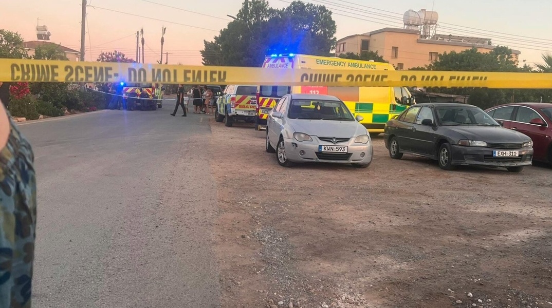 Περιπολικό της ΕΛΑΣ στο σημείο όπου βρέθηκαν τα νεκρά παιδιά μέσα στο αυτοκίνητο στην Κύπρο