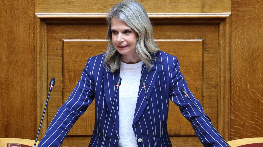 «Η κυβέρνηση δεν σπάει τον φαύλο κύκλο του ιδιωτικού χρέους», λέει η Μιλένα Αποστολάκη