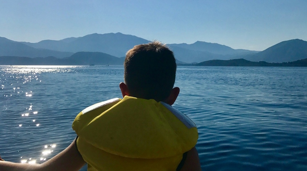 Παιδί με σωσίβιο στη θάλασσα