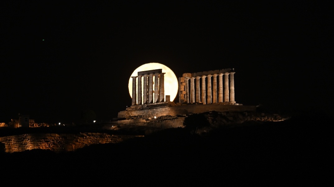 Πανσέληνος μέσα από τους κίονες του ανού σστο Σούνιο 