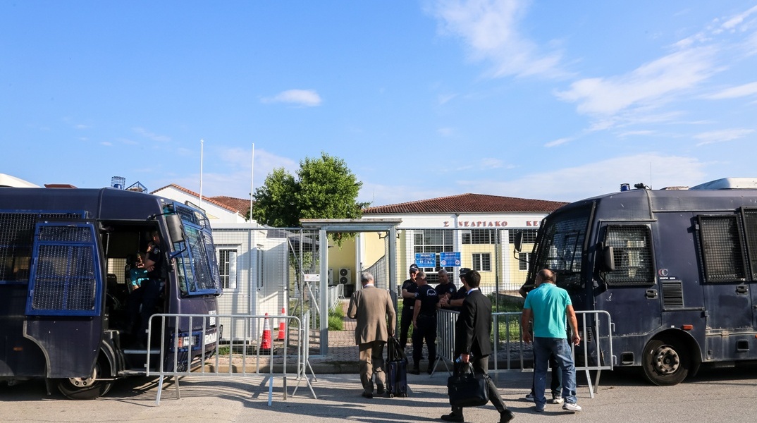 Έξω από το κτίριο όπου εκδικάζεται η υπόθεση του πολύνεκρου σιδηροδρομικού δυστυχήματος στα Τέμπη